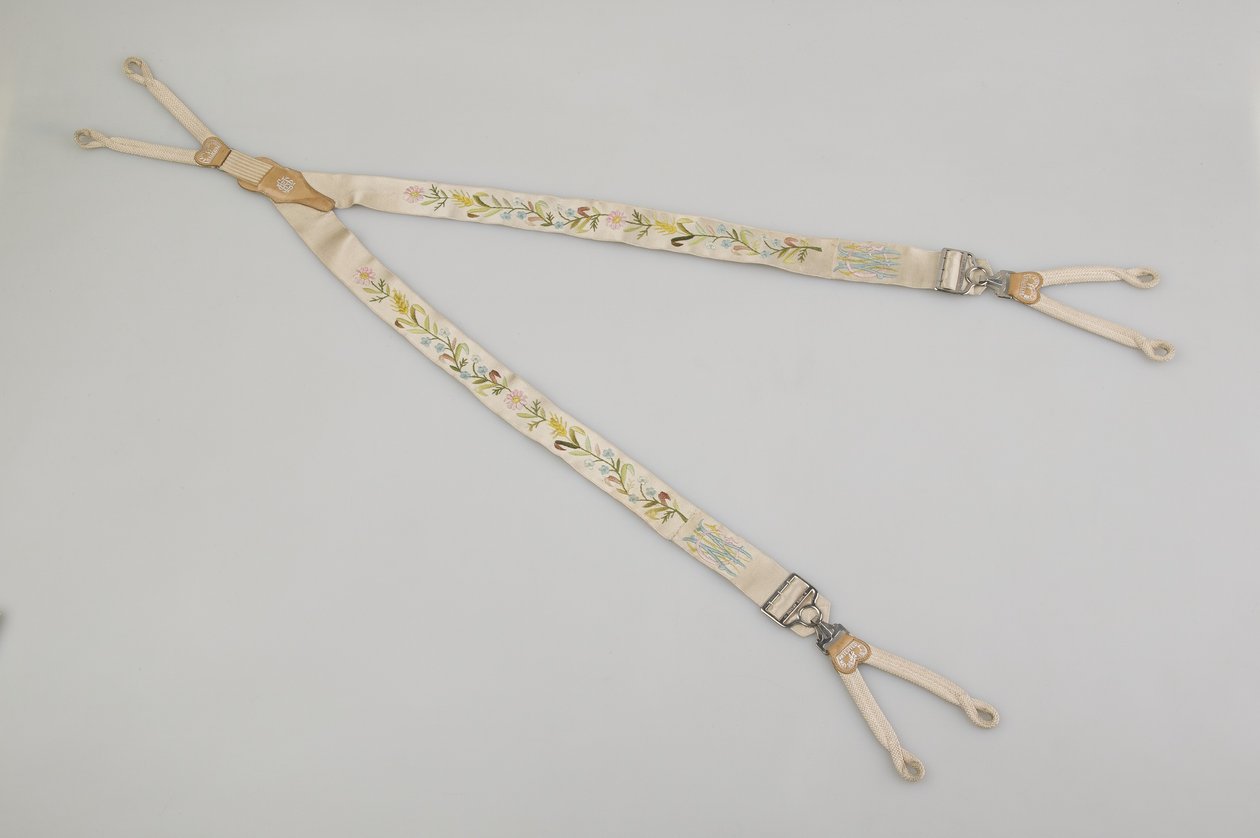 Seler, ca. 1880, broderet hvid satin, læder, sølv, Maker ukendt af Unknown artist