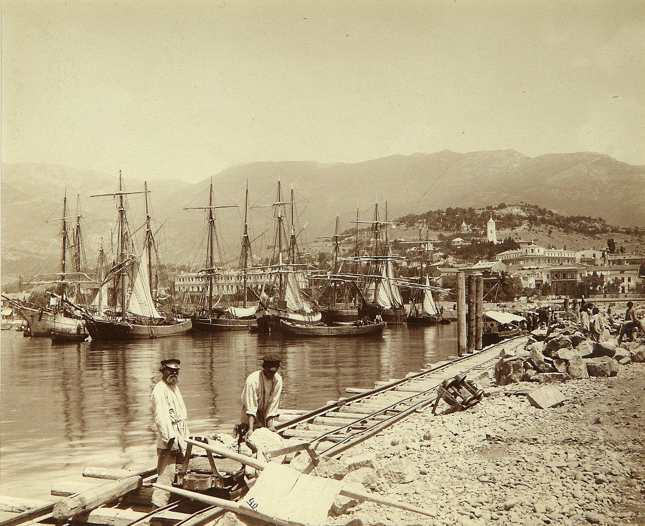 Opførelsen af en mole i Jalta. Albumin foto af Unknown artist
