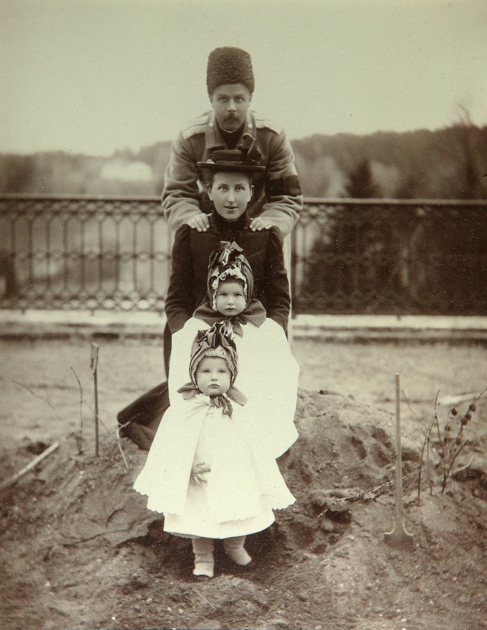 Introduktion af hertug Fyodor Uvrovs familie på landejendom. Albummet foto af Unknown artist