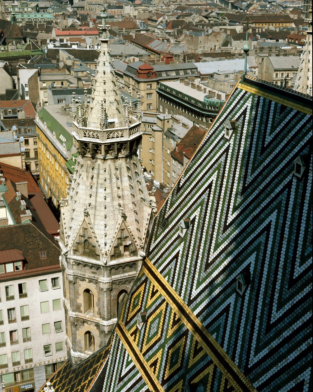 Udsigt over katedralens glaserede tegltag af Unknown artist