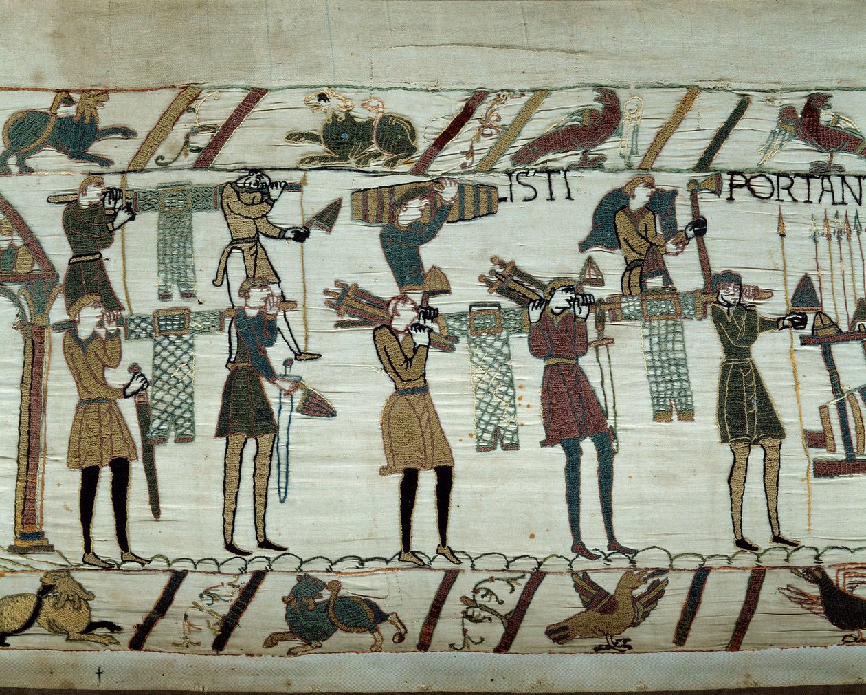 Våben og vin bringes til skibene under tankning til erobringen af England af Vilhelm Erobrerens (1027-1087) flåder i 1066. Detalje af Bayeux-tapetet eller Broderi af Dronning Mathilde af Unknown artist