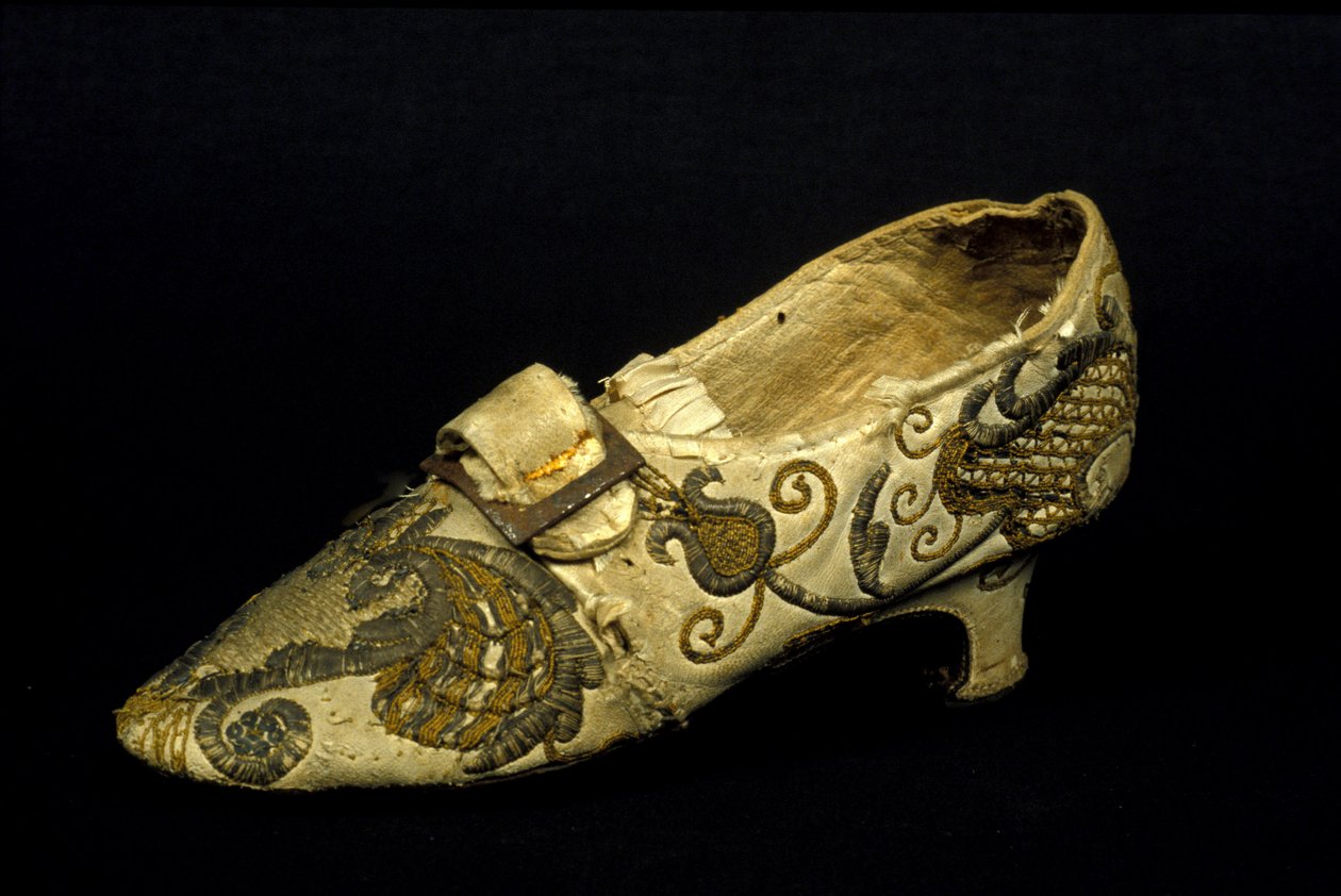 Damesko model (pumps) med hæl af Unknown artist