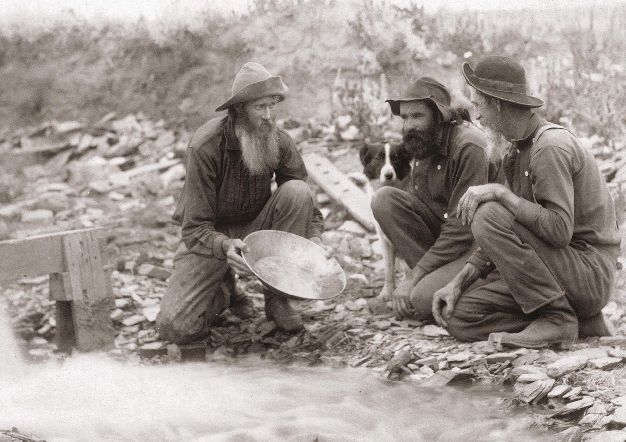 3 mænd filtrerer jorden for at få guld: Guldsøgende i det sydlige Dakota, Rockerville. Fotografi 1889. af Unknown artist