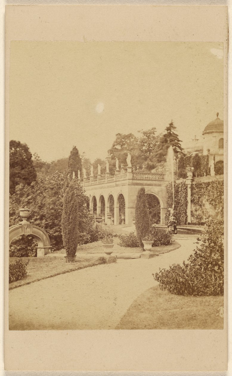 Alton Gardens - Piazza og springvand af Unknown artist