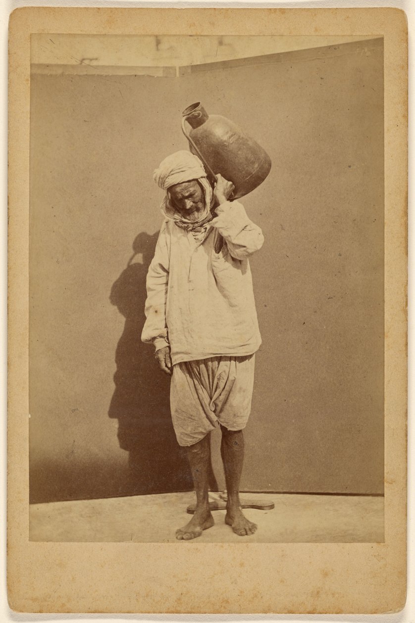 [Arabisk mand bærer en kande]. af Unknown artist