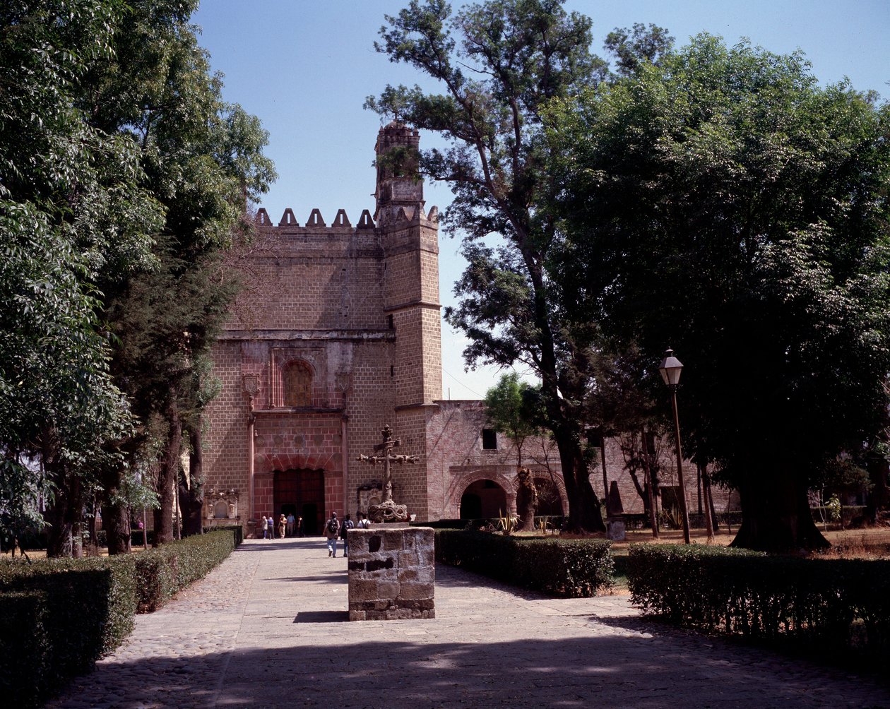 Art Mexico: udsigt over Augustinerklosteret (klosteret San Augustin Acolman) fra 1571. Korset er lavet af Tequitquis oprindelige kunstnere. Mexico. Acolman af Unknown artist