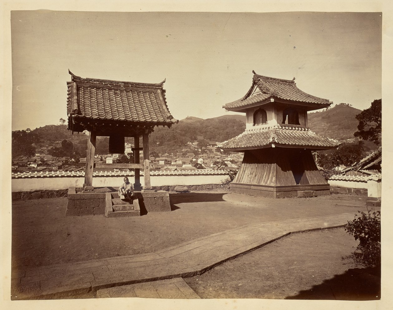 [Klokketårn og trommetårn ved Jinso-ji-templet]. af Unknown artist