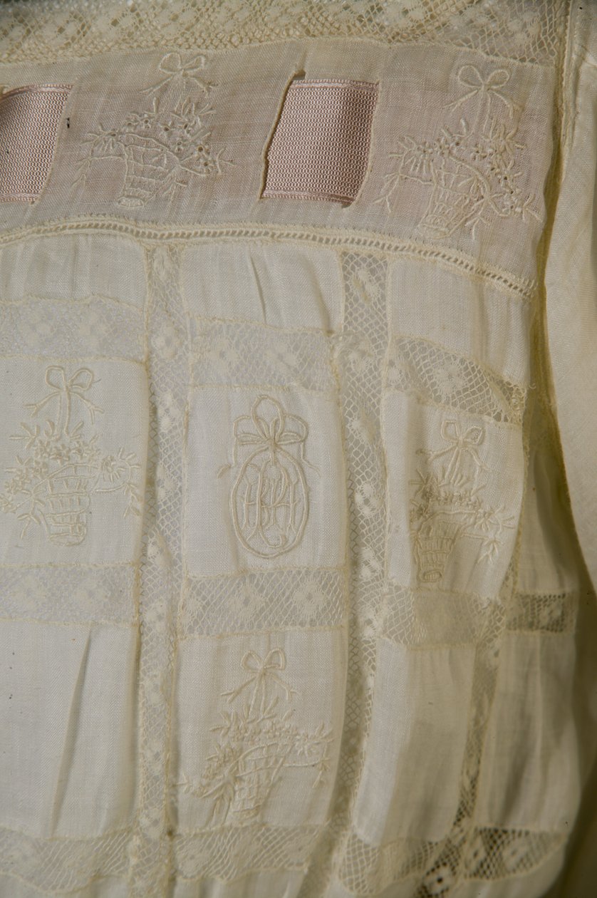 Bertha Palmers natkjole, ca. 1880 (detaljeret billede), Hvid bomuld, blonder, broderi og silkebånd. af Unknown artist