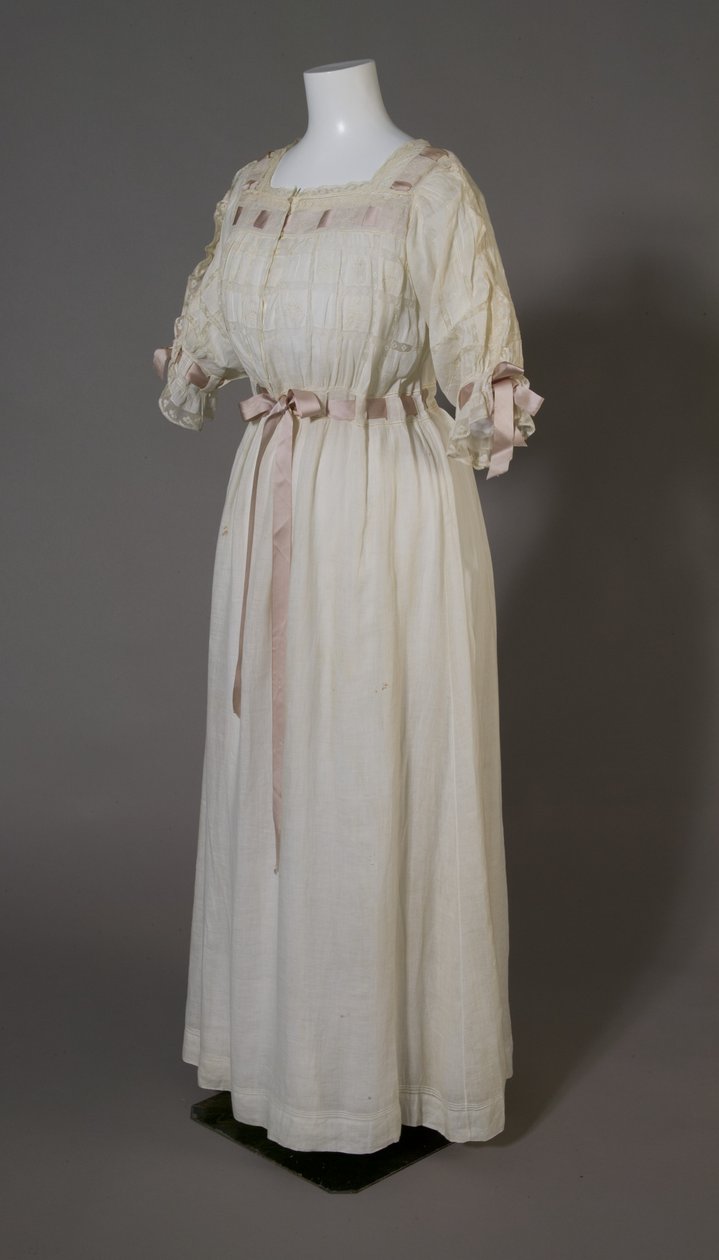 Bertha Palmers natkjole, ca. 1880 (skrå udsigt foran), hvid bomuld, blonder, broderi og silkebånd. af Unknown artist