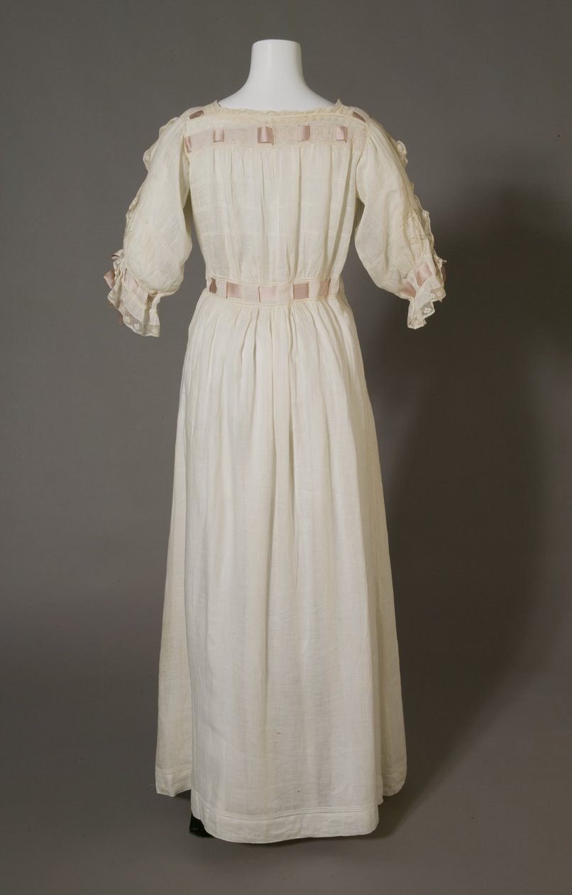Bertha Palmers natkjole, ca. 1880, hvid bomuld, blonder, broderi og silkebånd. af Unknown artist
