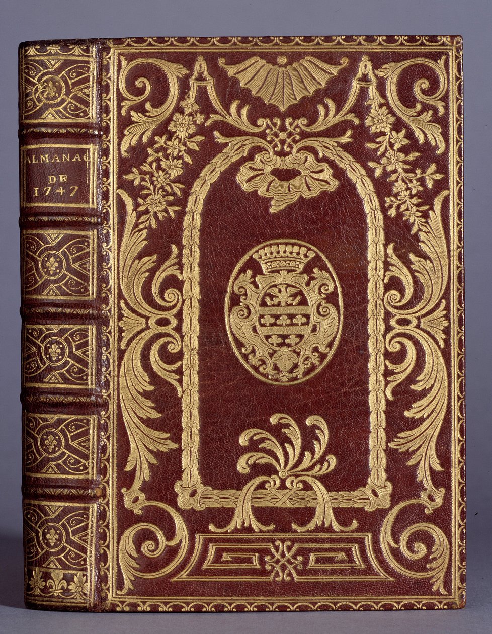 Bogomslag, indbinding med ornamenter varierer til våben fra cotte-familien af en almanak fra 1747. Paris, Dekorativ kunst af Unknown artist