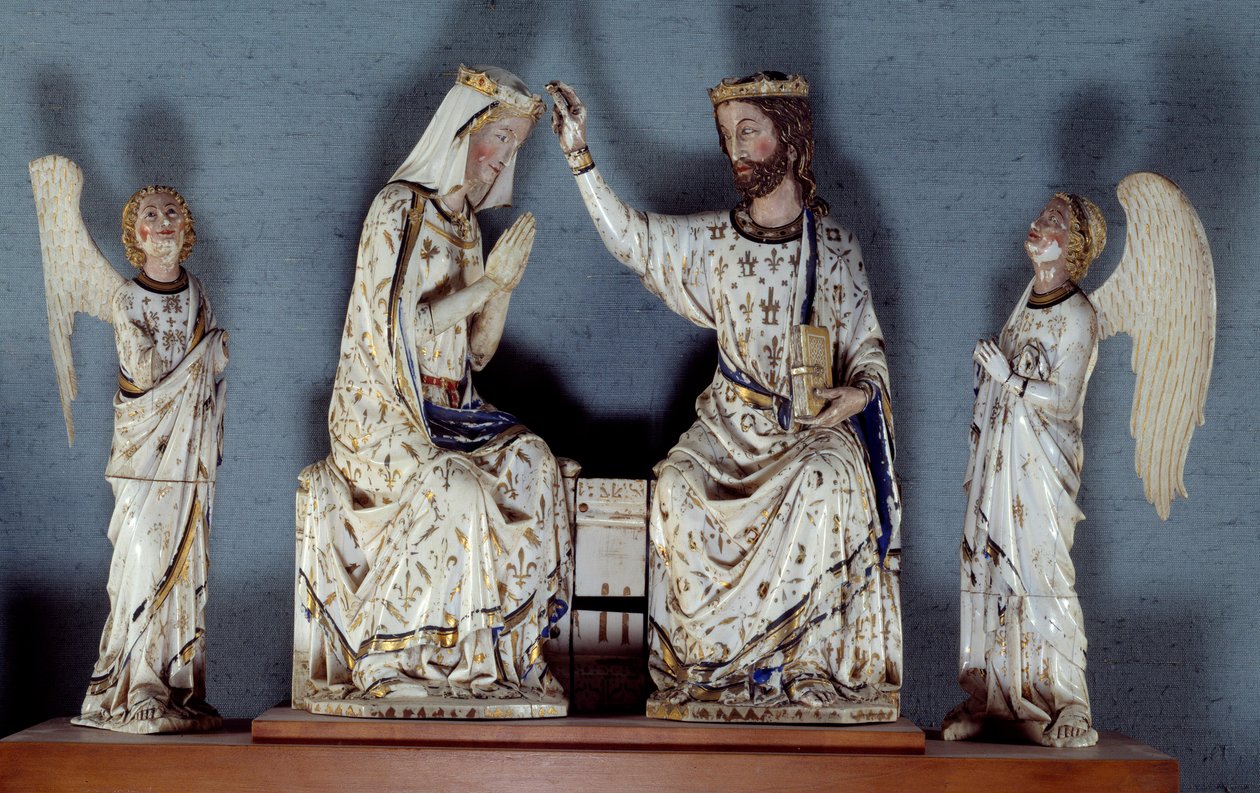 Kroning af Jomfru Kristus, iført en kongekrone, kroner Jomfruen. To engle er vidner. Udskåret elfenben gruppe. Sent i det 13. århundrede Paris, Louvre-museet af Unknown artist