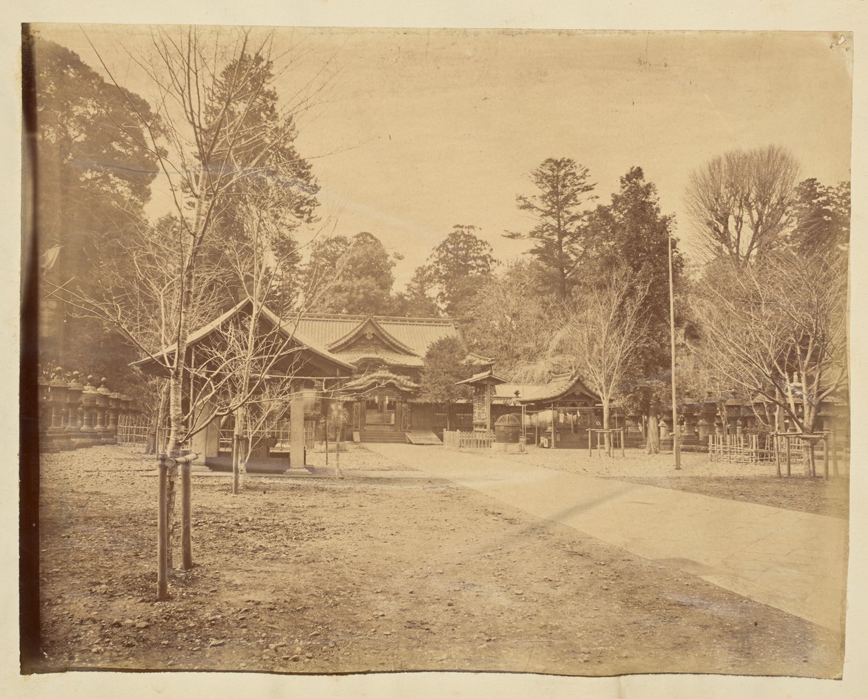 [Gårdhave i et uidentificeret japansk tempel]. af Unknown artist