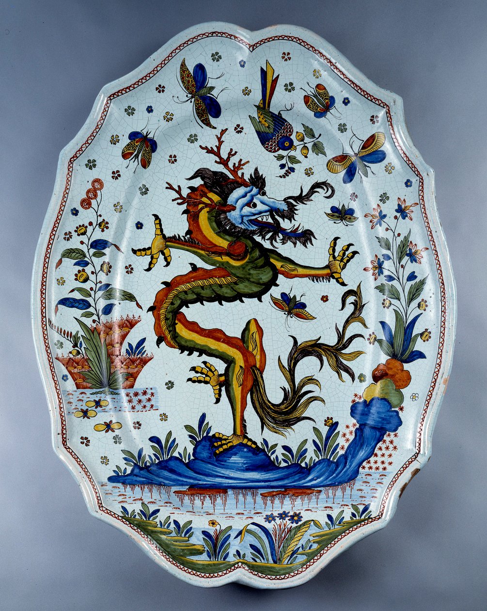 Fajance fad dekoreret med en drage. Sevres fra det 18. århundrede. af Unknown artist