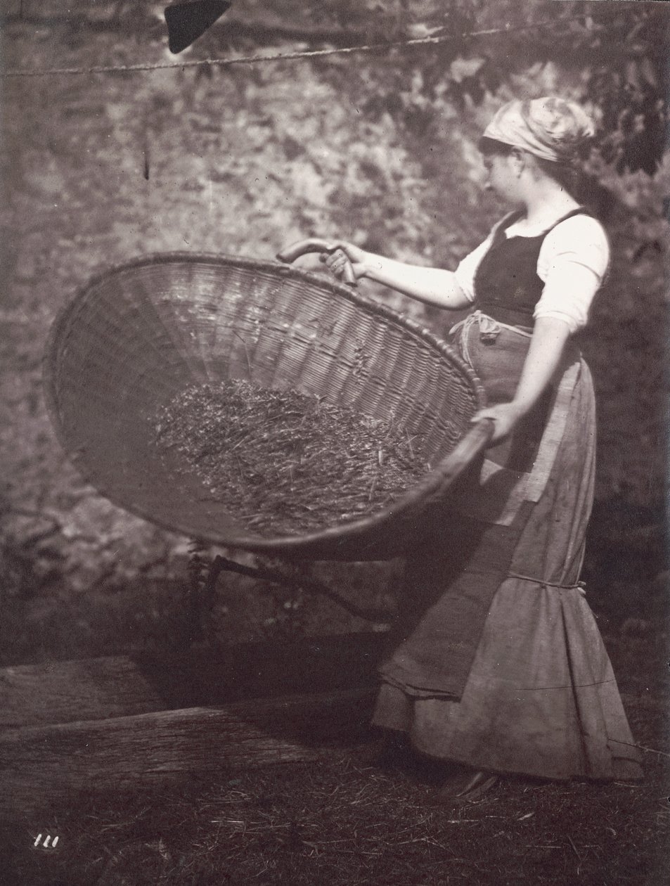[Kvindelig bonde med vindende kurv]. af Unknown artist