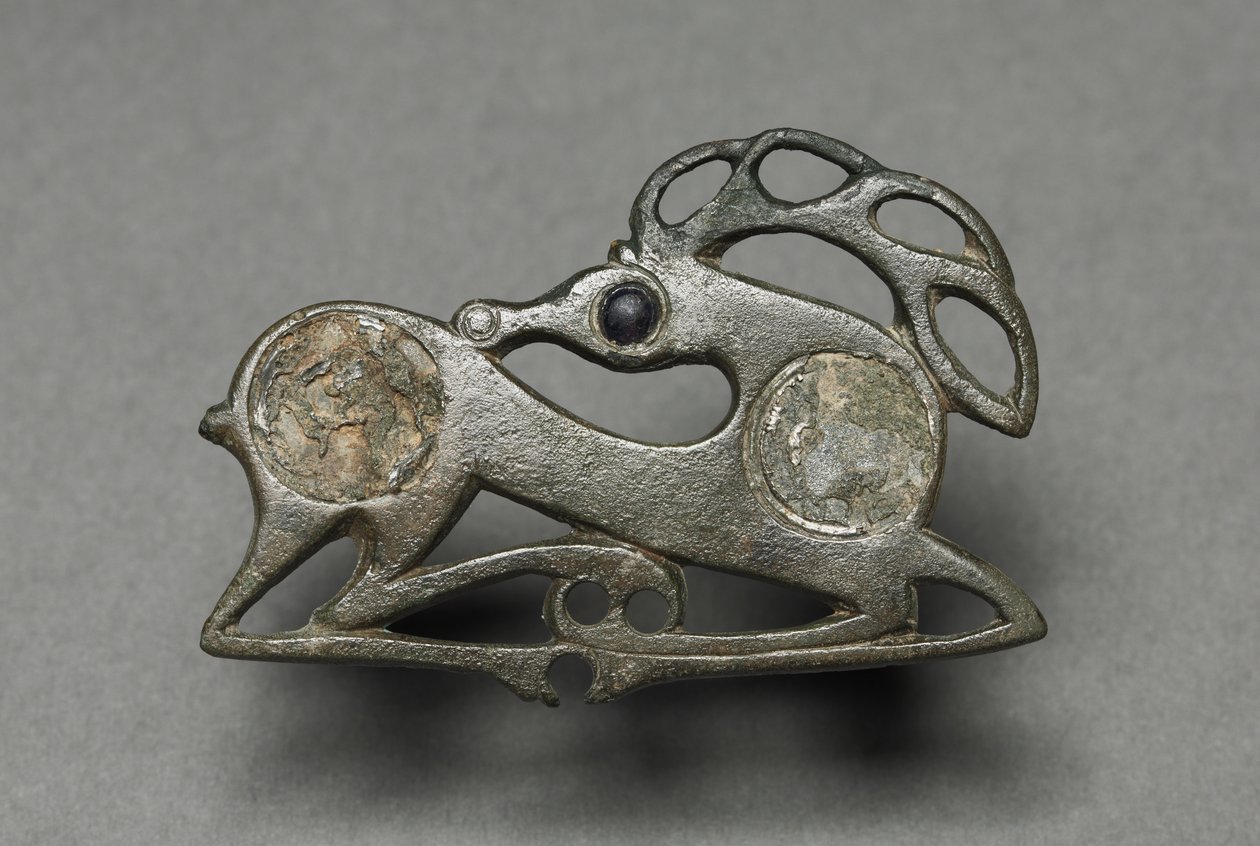 Fibula i form af en liggende kronhjort af Unknown artist