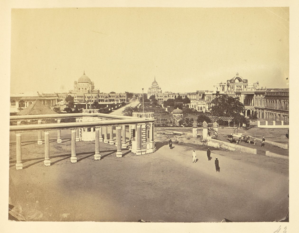 [Riflede søjler og gårdsplads i Kaiserbagh, Lucknow]. af Unknown artist