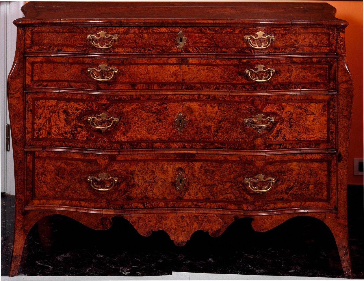 Møbler: kommode lavet af cedertræ. 1735-1745 ca. Svag. 97x137x68 cm Privat samling af Unknown artist