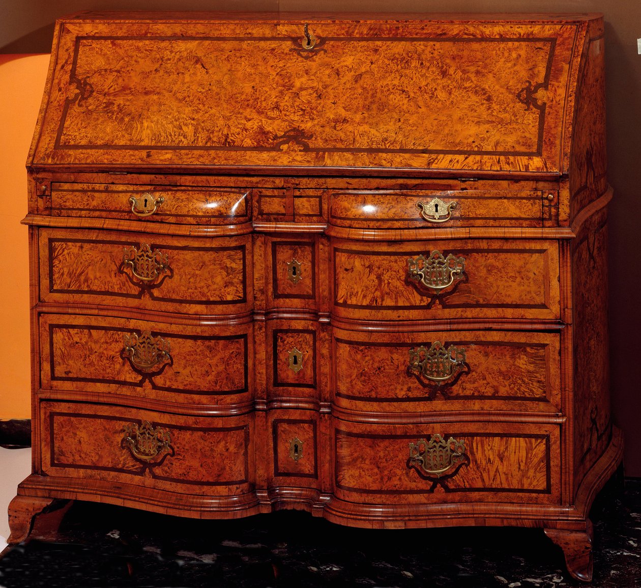 Møbler: skrivebord i cedertræ. 1734-1740 ca. Svag. 111x127x61 cm Privat samling af Unknown artist