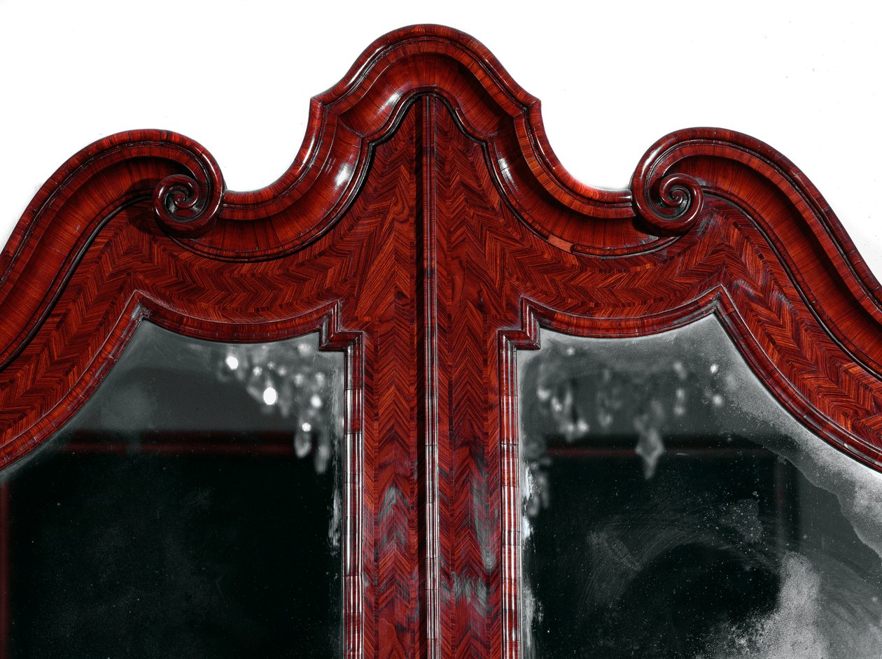 Møbler: trumeau i palisander. Detalje af den øverste del. 1735 ca. Sol. 257x130x61 cm Privat samling af Unknown artist