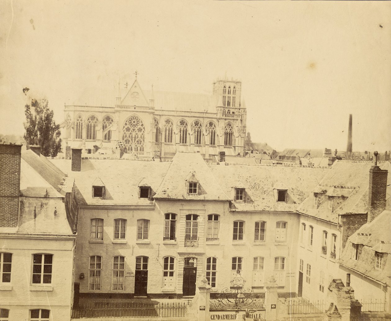 [Gendarmerie Imperiale-bygning og gotisk katedral]. af Unknown artist