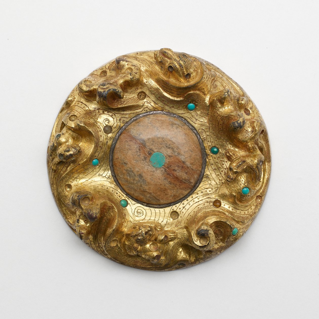 Forgyldt bronzeplade med dyr i et landskab af Unknown artist