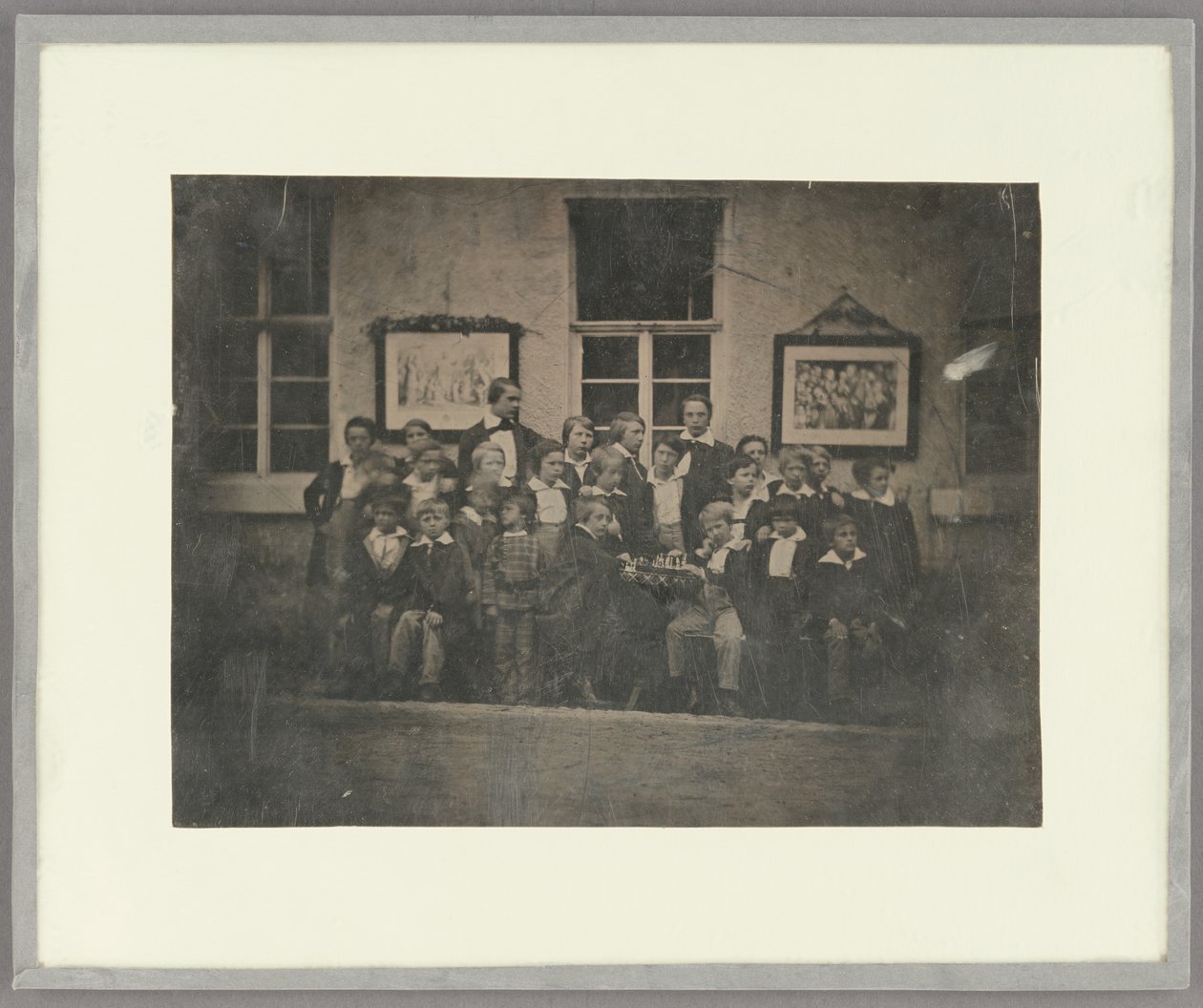 [Gruppeportræt af skoledrenge og deres lærer, Nordtyskland]. af Unknown artist