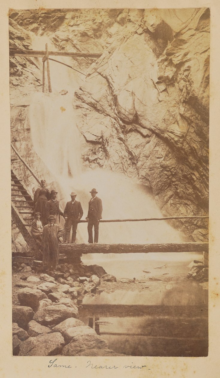 [Gruppe af mennesker ved Seven Falls, Cheyenne Cañon, Colorado] af Unknown artist