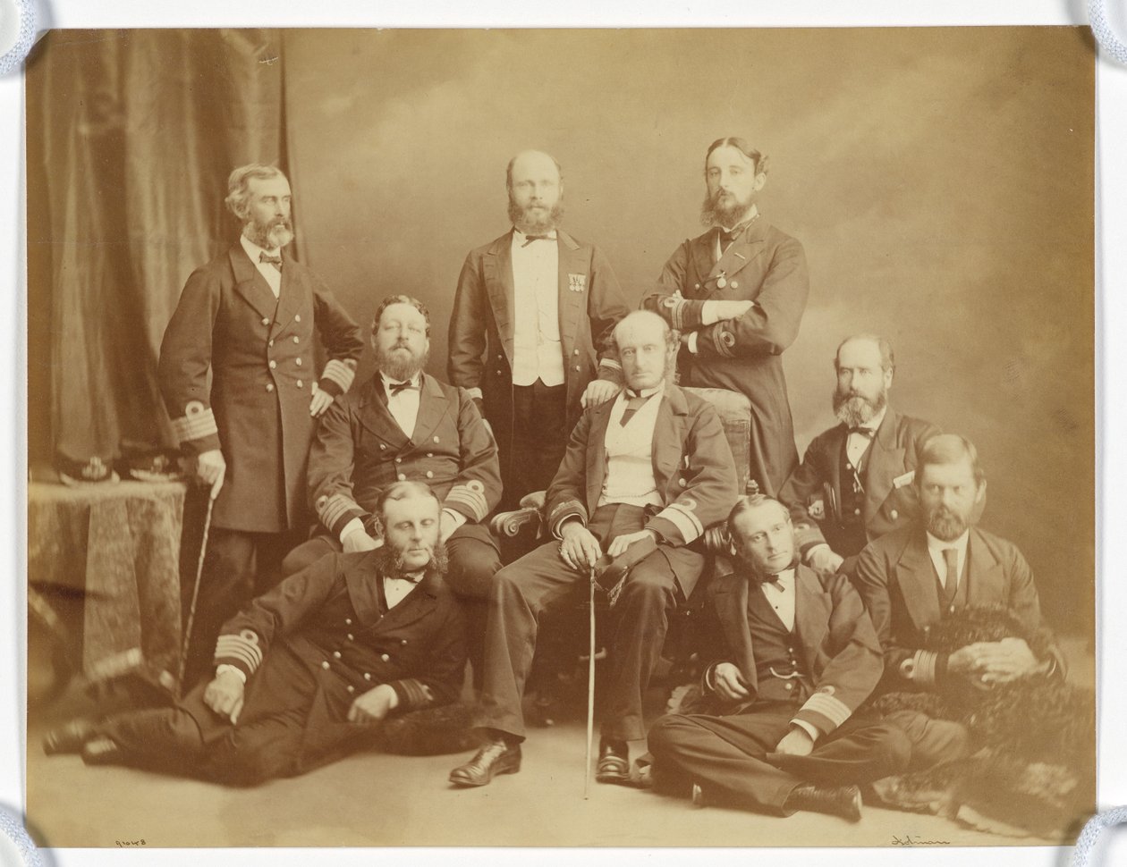 [Gruppeportræt af flådeofficerer] af Unknown artist