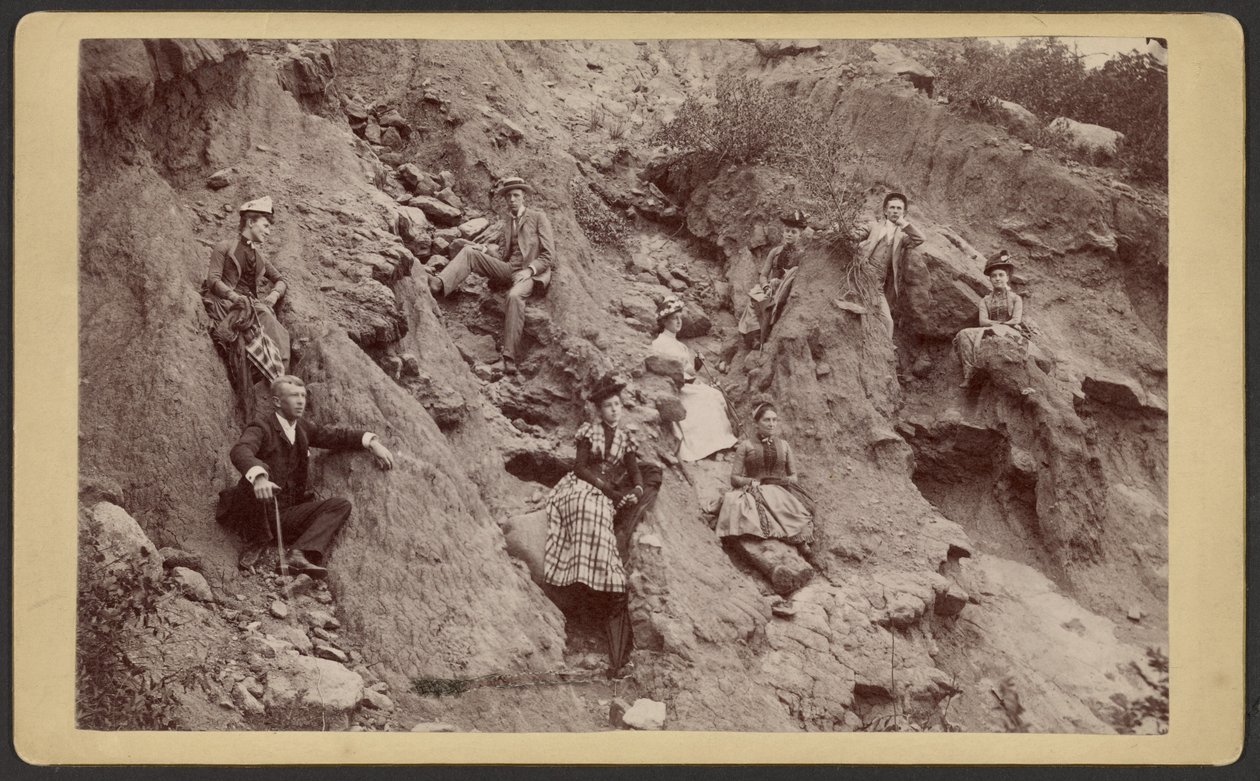 [Gruppen poserer på en bjergskråning]. af Unknown artist