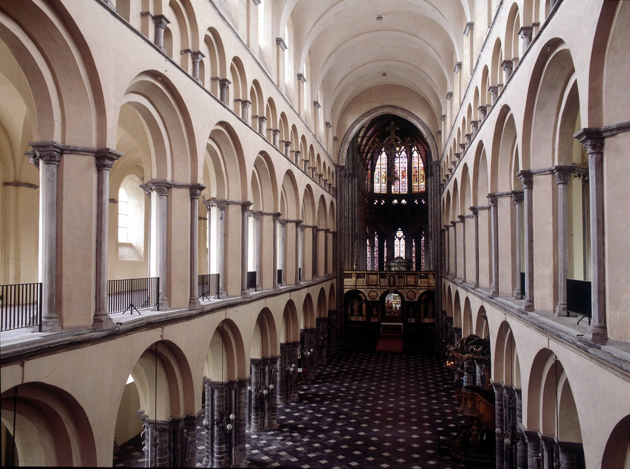Interiør af katedralen i Tournai: Nef. Belgien. af Unknown artist