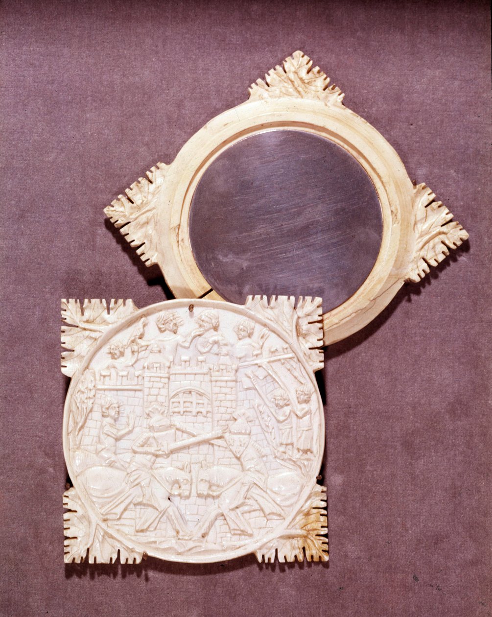 Elfenbensspejl og æske, der repræsenterer en ridderturneringsscene. 1450-1500. Paris, Nationalmuseet for middelalderen, Thermes de Cluny af Unknown artist