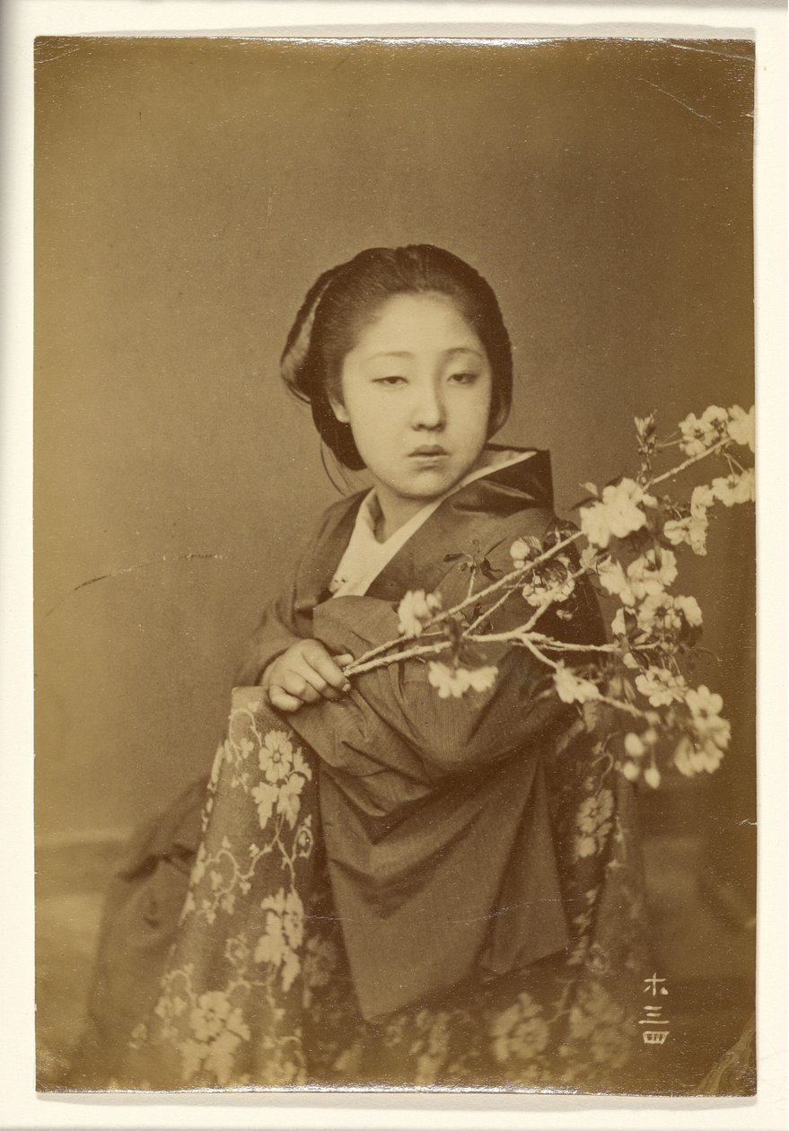 [Japansk kvinde holder blomstrende prunusgren]. af Unknown artist
