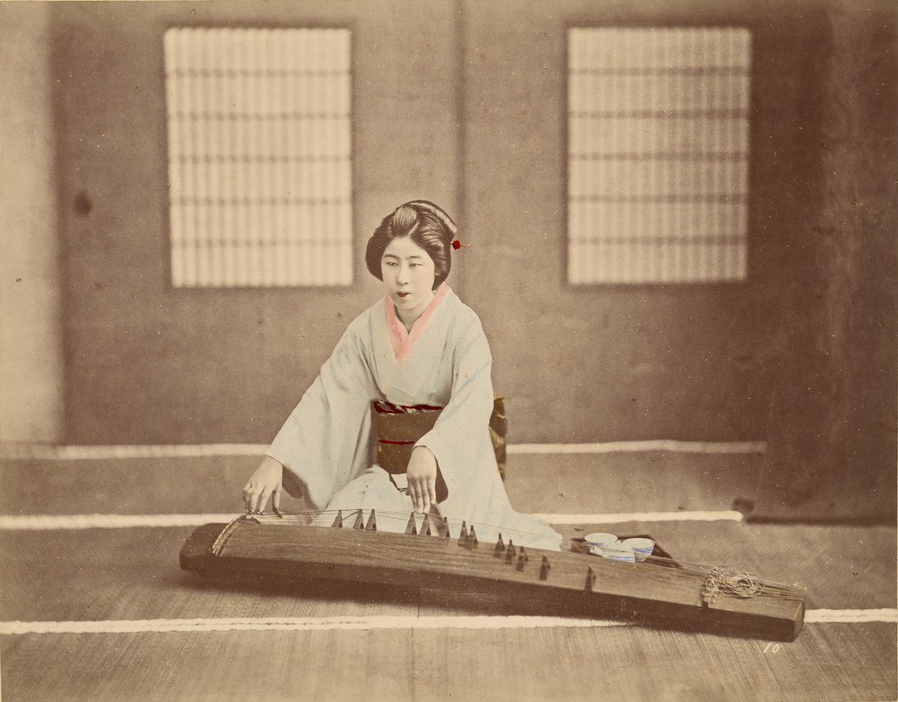 [Japansk kvinde, der spiller koto] af Unknown artist