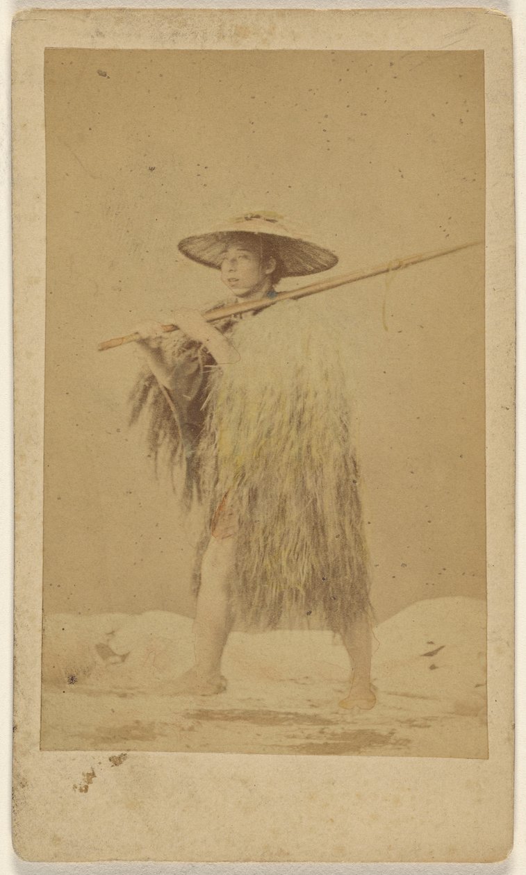 [Japansk mand iført regnkappe og hat af strå, bærer en lang stang]. af Unknown artist