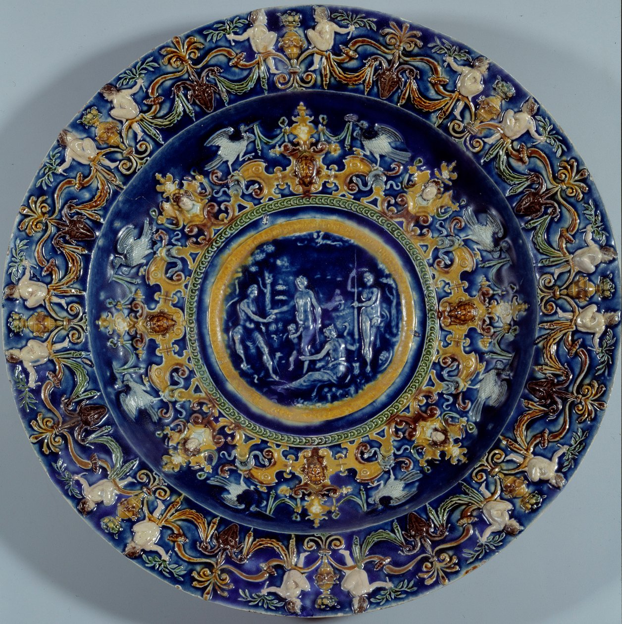 Stort polykromt fajancefad med en gengivelse af dommen i Paris. 1550-1600 af Unknown artist