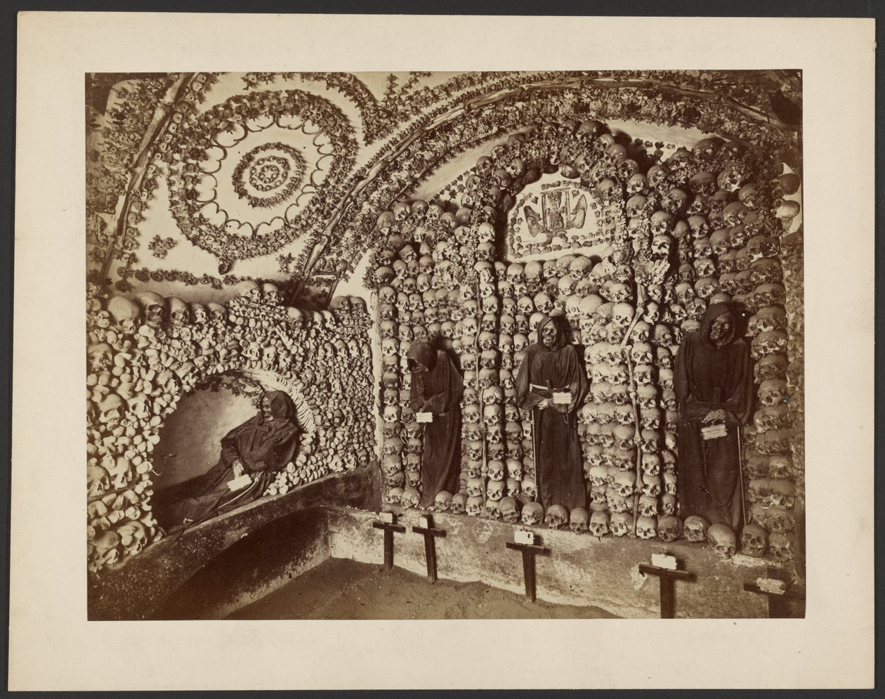 [Ossuarium i en kapucinerkirke i Rom]. af Unknown artist