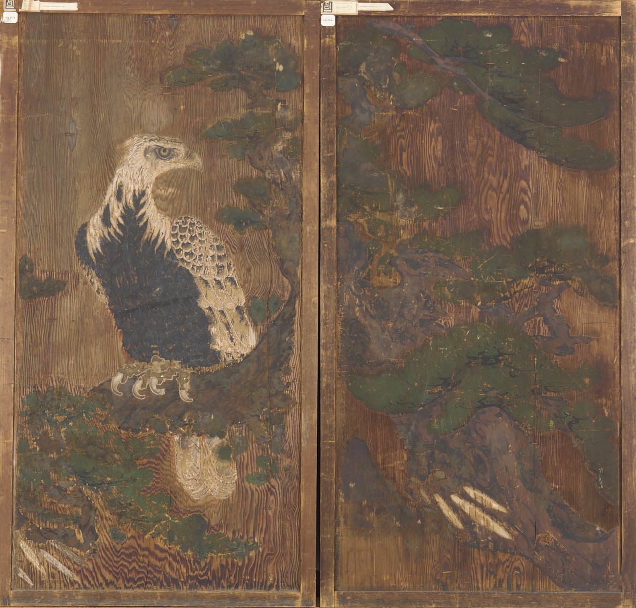 Par døre med ørn på et fyrretræ på den ene side; hjorte og kirsebærblomster på den anden side af Unknown artist