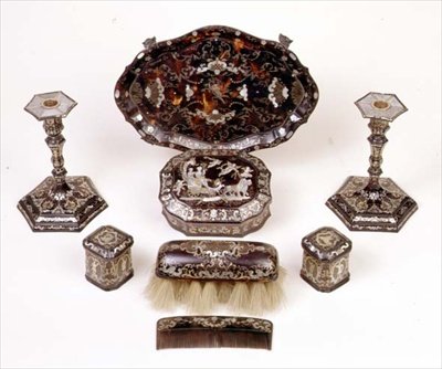 Piqué-skildpadde-sminkebordssæt, ca. 1740 (skildpaddeskal og metal) af Unknown artist