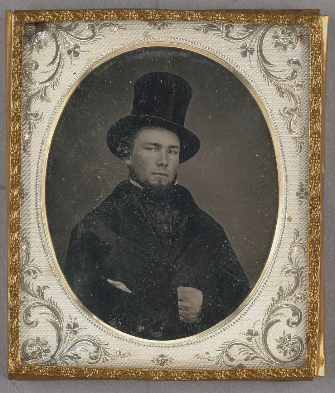 [Portræt af en siddende mand med hagehår og høj hat]. af Unknown artist