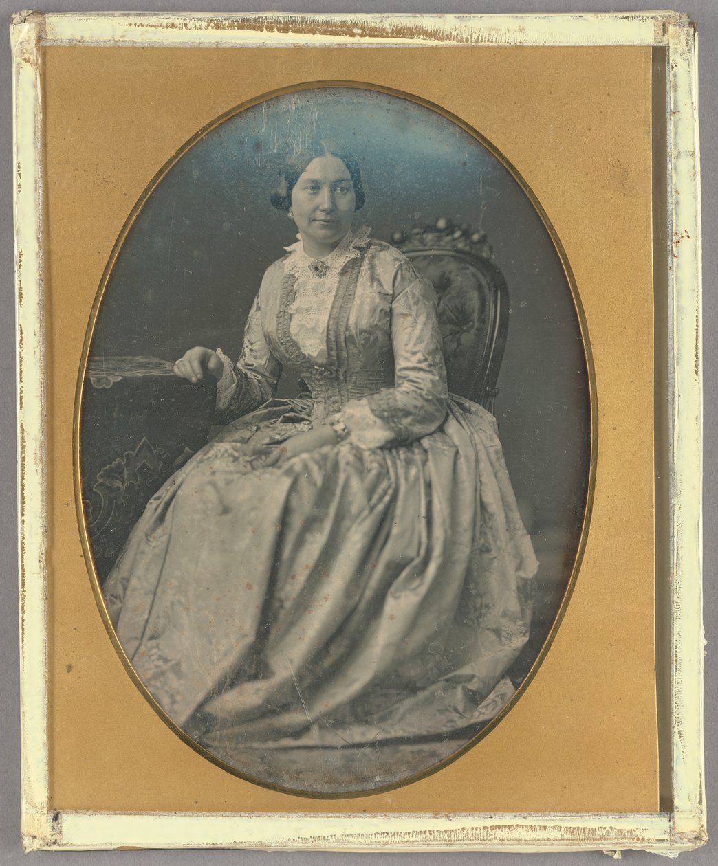 [Portræt af en siddende kvinde i lang, flagrende kjole]. af Unknown artist