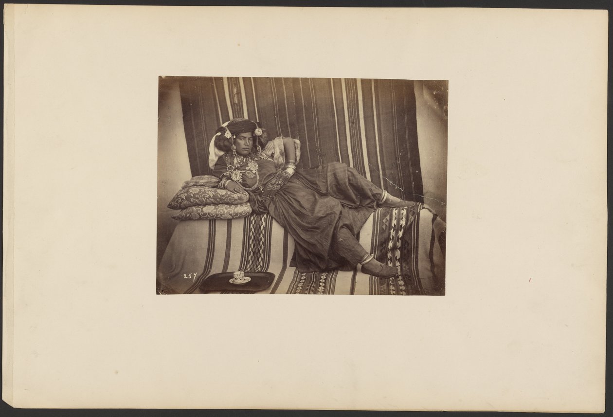 [Liggende algerisk odalisque, Ouled Nail-stammen]. af Unknown artist