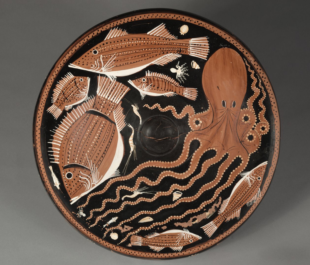 Fiskeplade med røde figurer: blæksprutter, mulle, brasen, skaldyr af Unknown artist