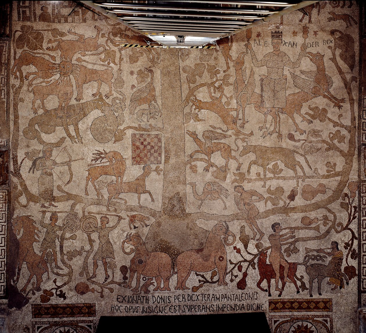 Repræsentation af Alexander den Store (356-323 f.Kr.), konge af Macedoine og erobrer af Persien, omgiver den indiske fauna under erobringen af Indien til højre, til venstre Diana, der jager hjorte, og wrestlere, kristne symboler. Pavement af Pantaleone (el af Unknown artist