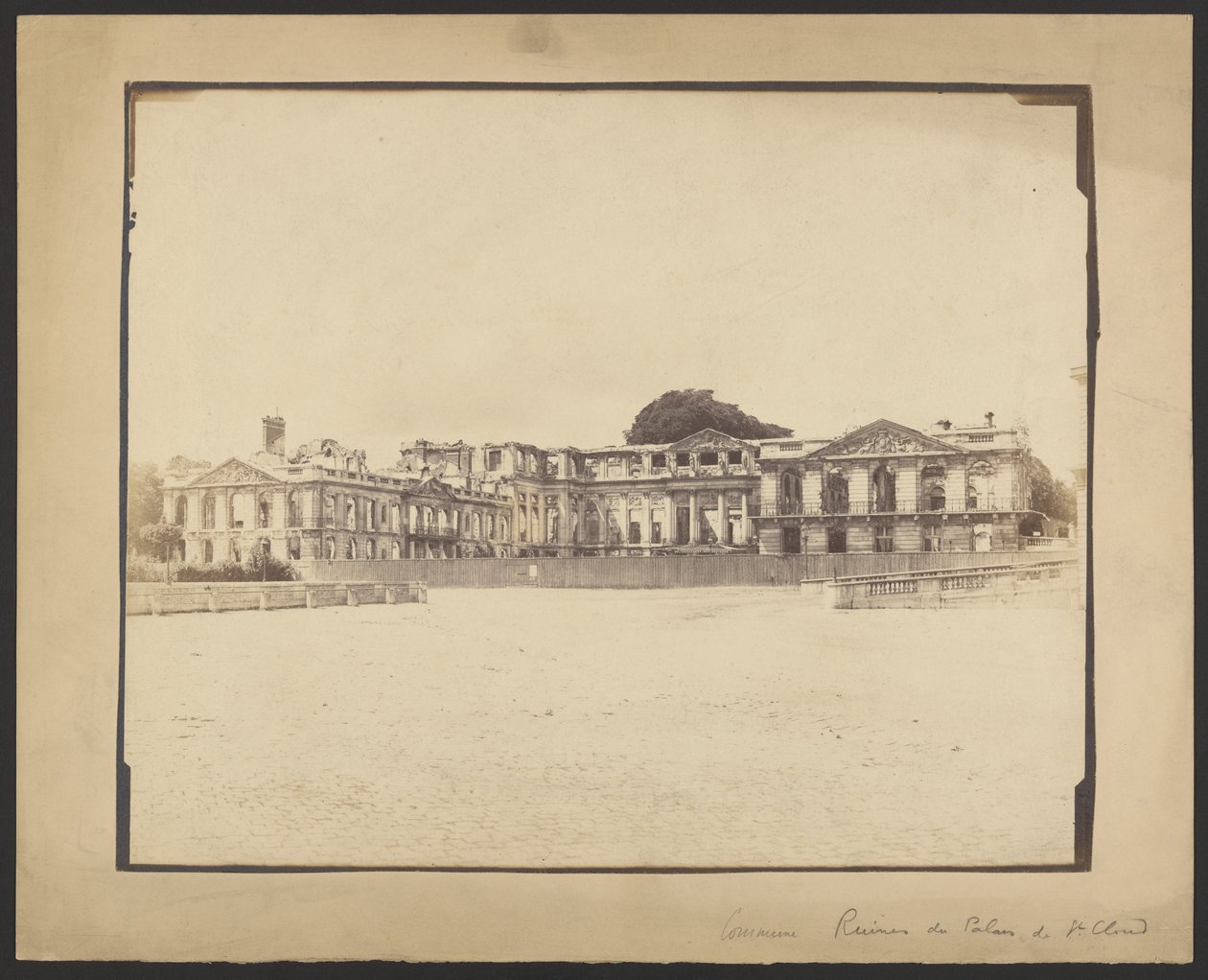 [Ruinerne af Château de Saint-Cloud]. af Unknown artist