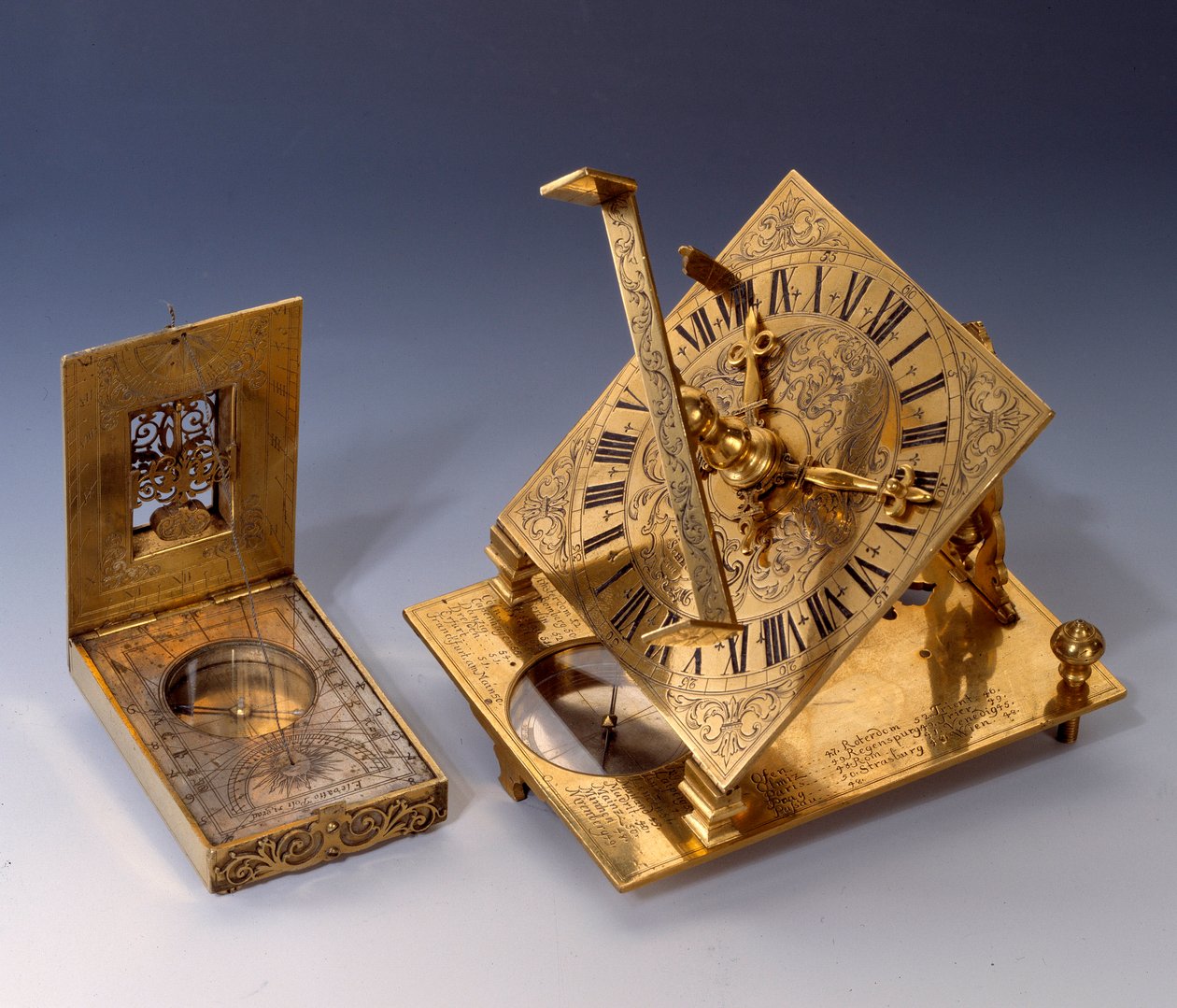 Videnskabelige instrumenter: solurskiver fra det 16. århundrede (til venstre) og det 17. århundrede. Privat samling af Unknown artist