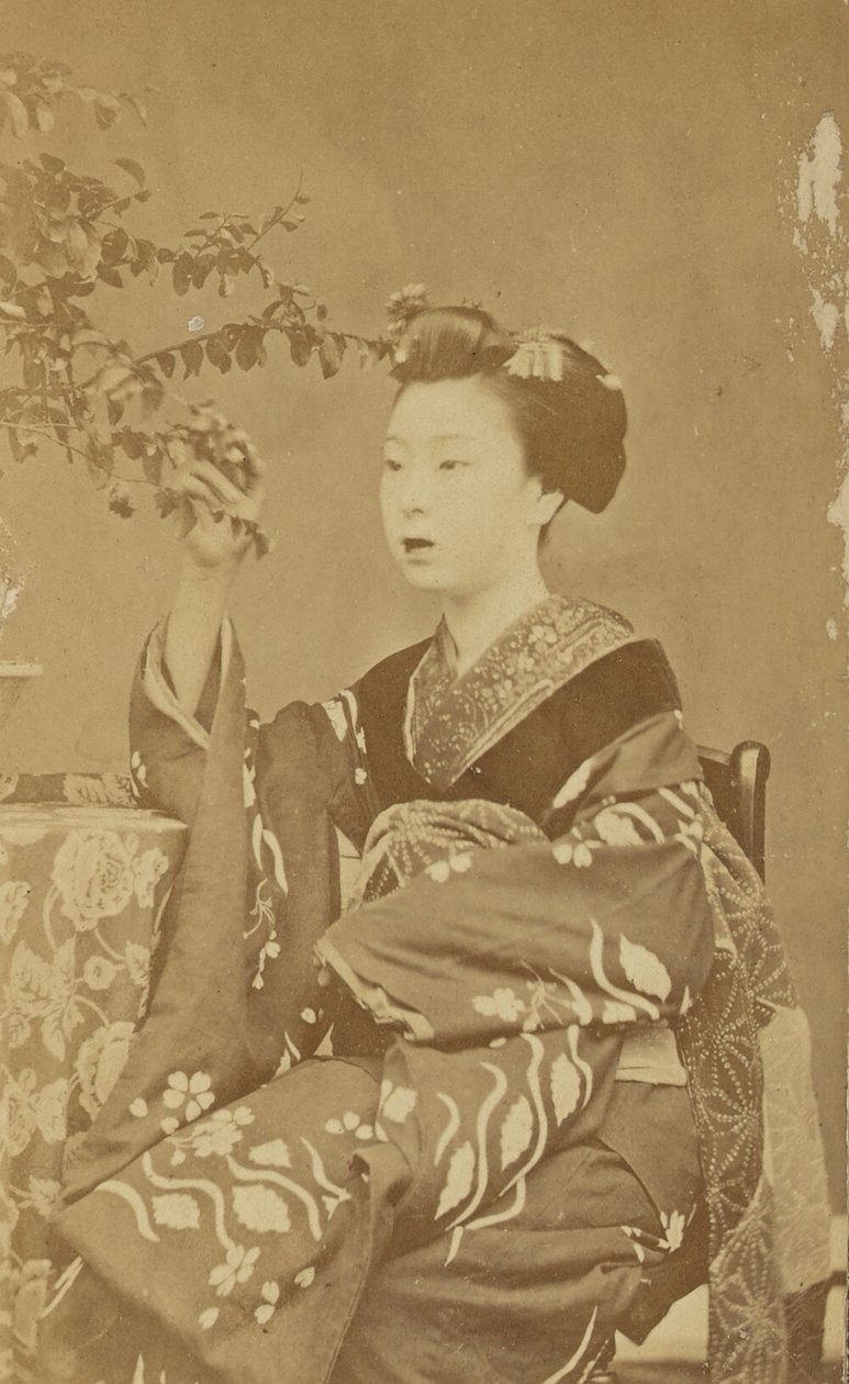 [Siddende japansk kvinde] af Unknown artist