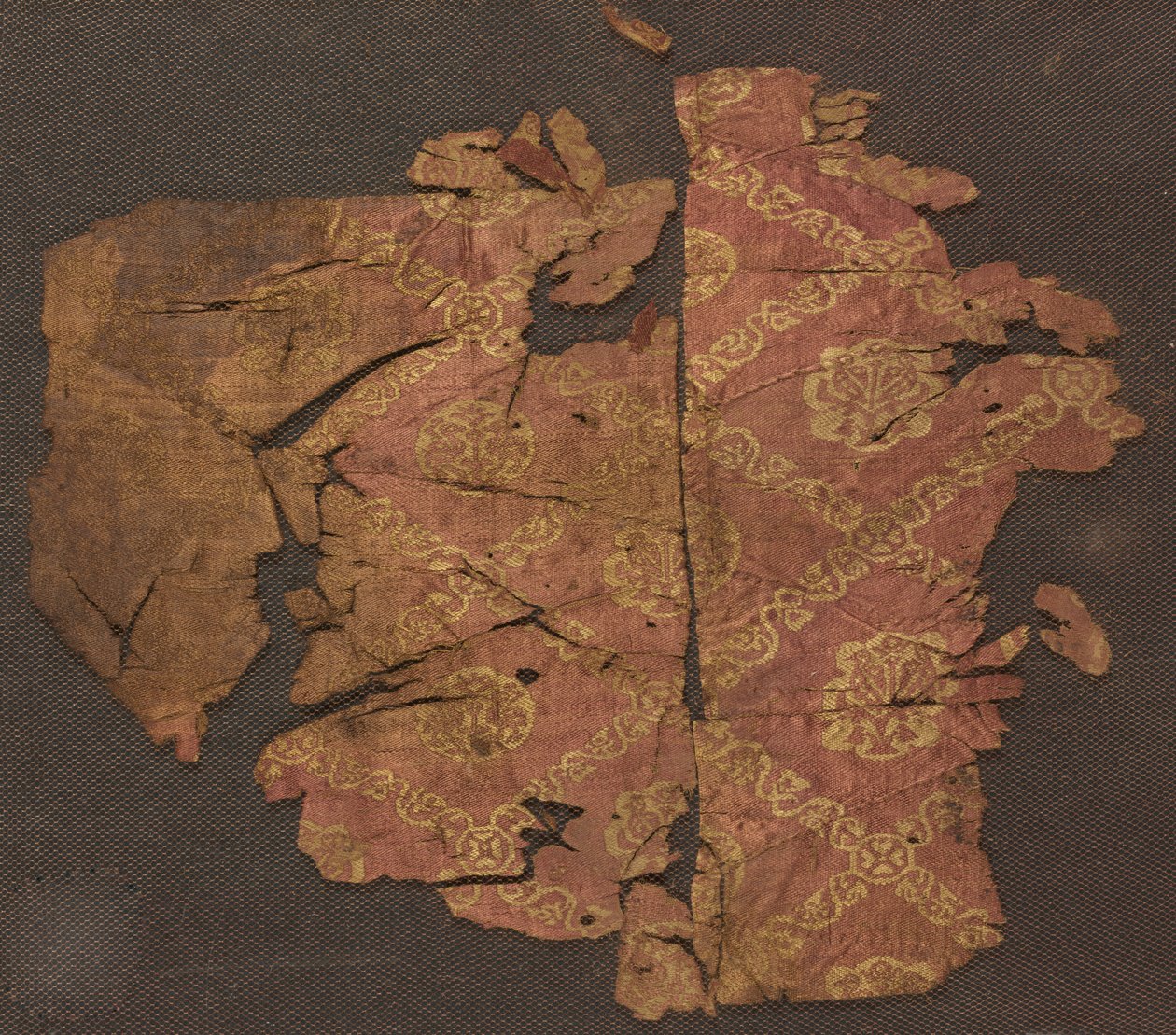 Flere fragmenter (nogle syet sammen) af Unknown artist