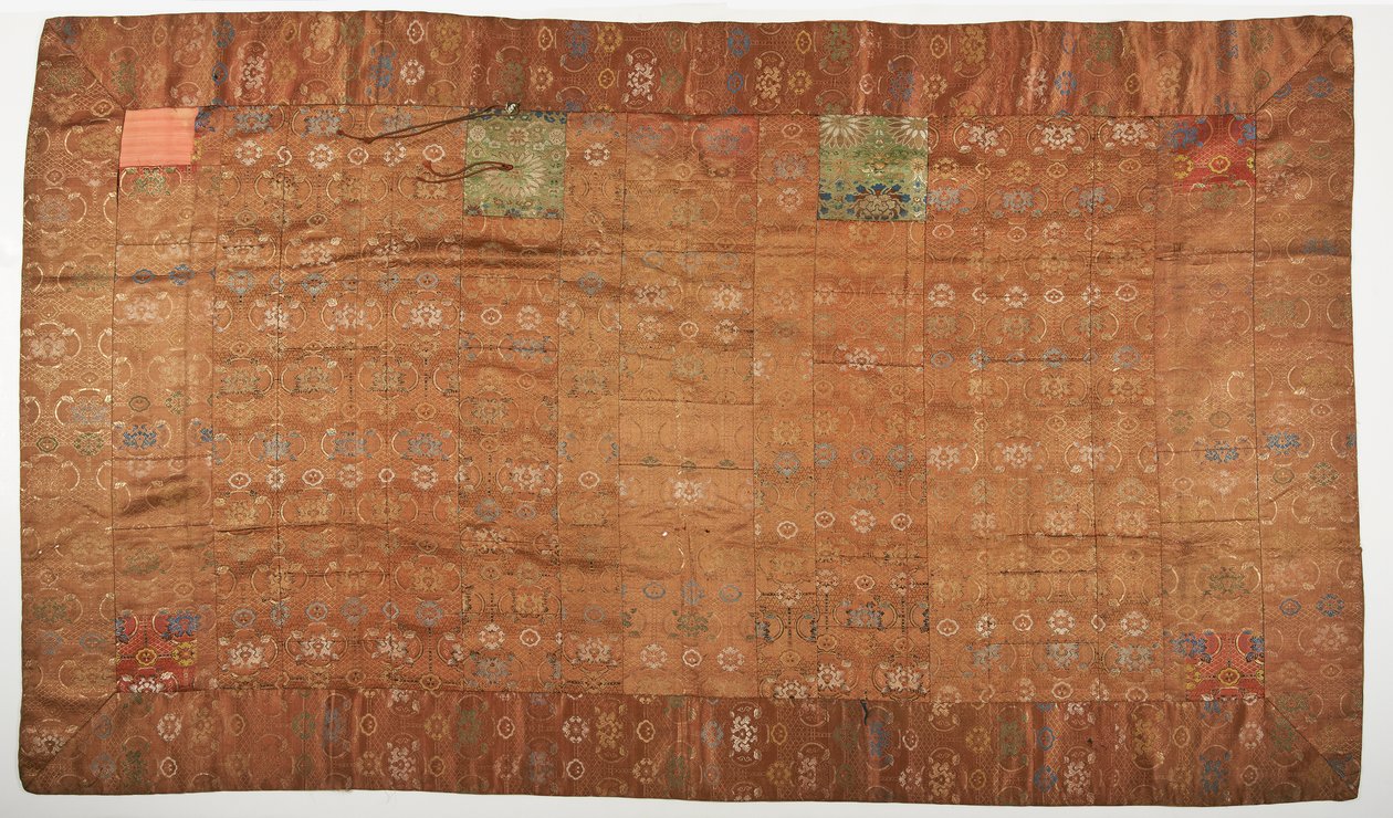 Silkebrokade. En buddhistisk munkedragt, lappet: Kesa af Unknown artist