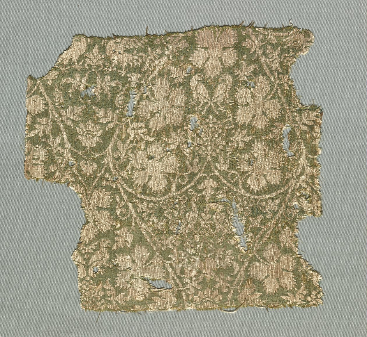 Silkefragment med rullende vinstokke, drueblade, vindruer og fugle af Unknown artist